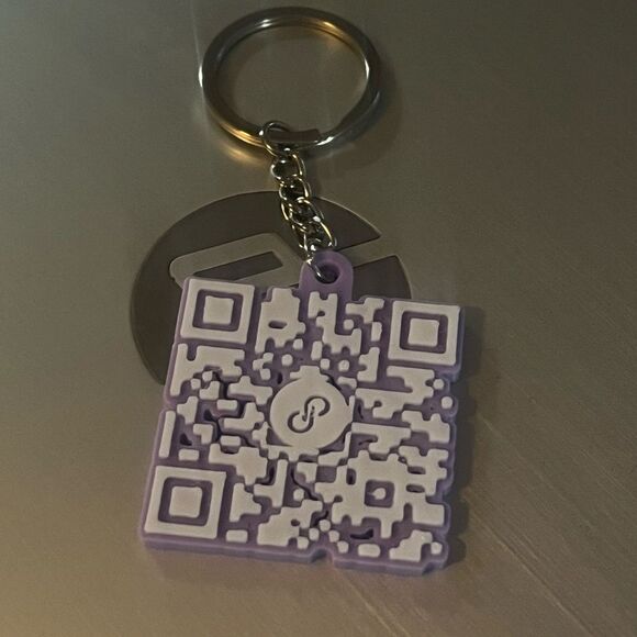 Custom QR Code Keychain Unique Scannable Gift for Any Occasion - Picture 7 of 7